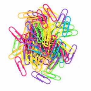 Скрепки Deli E0053 Vivid пластиковая оболочка 29мм ассорти (упак.:200шт) картонная коробка